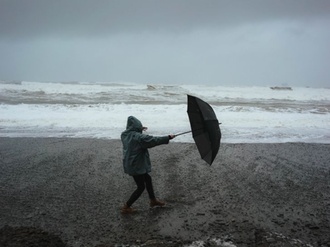 Sturm Mensch Schirm Meer Flut