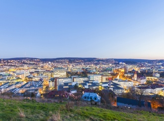 Stuttgart - beleuchtete Stadt bei Dämmerung