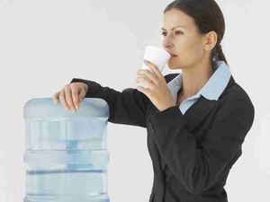 Trinkwasserspender im Betrieb erhöhen die Trinkmenge