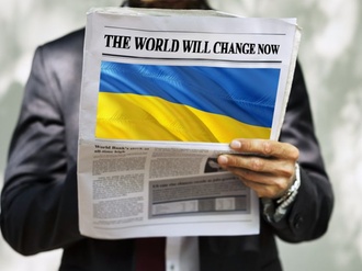 Ukraine Flagge Zeitung "The world will change now"