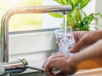 Wasserhahn Küche modern Trinkwasser Wasser Glas Hände