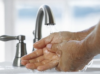 Wasserhahn mit Händen