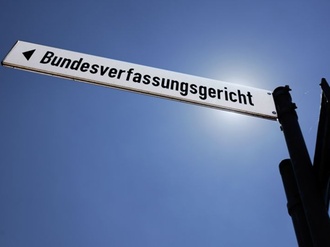 Wegweiser zum Bundesverfassungsgericht in Karlsruhe