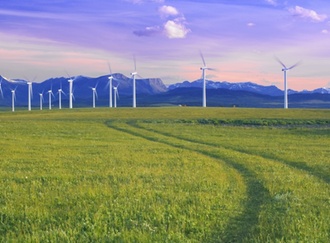 Windpark in landwirtschaftlichem Bereich vor Gebirge