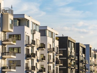 Wohnblock Haus modern Balkon Fassade 