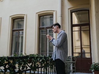 Wohnhaus Mehrfamilienhaus Mann Balkon Zigarillo