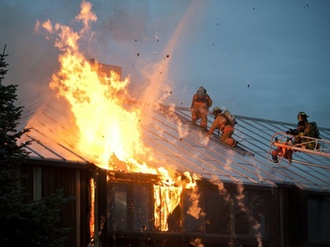 Wohnungsbrand Brand Dach Feuerwehr