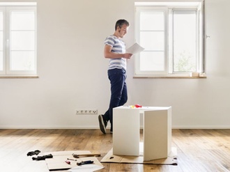 Zimmer leer Mann baut Schrank Werkzeug