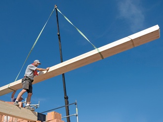 Zimmermann auf einer Baustelle